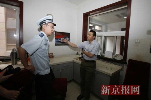 國(guó)家文物局的一名工作人員正在與執(zhí)法人員對(duì)峙。新京報(bào)記者 高瑋 攝