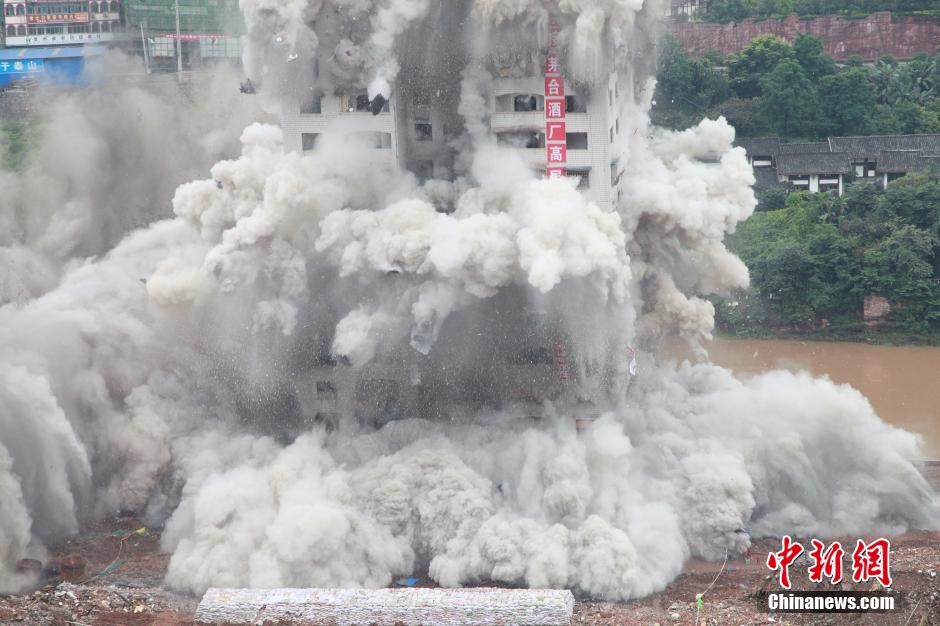 6月6日13時，貴州仁懷茅臺大橋及鐘樓整體爆破成功。