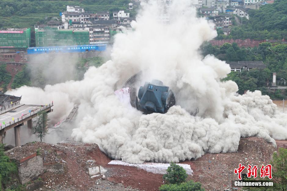 6月6日13時，貴州仁懷茅臺大橋及鐘樓整體爆破成功。