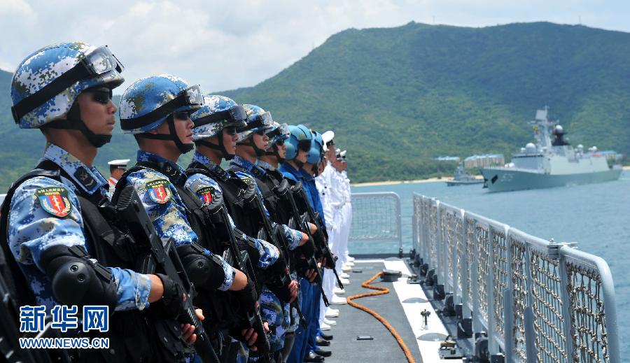 6月9日，在三亞某軍港，?？谂灩俦半S艦出海的特戰(zhàn)隊(duì)員離開碼頭。