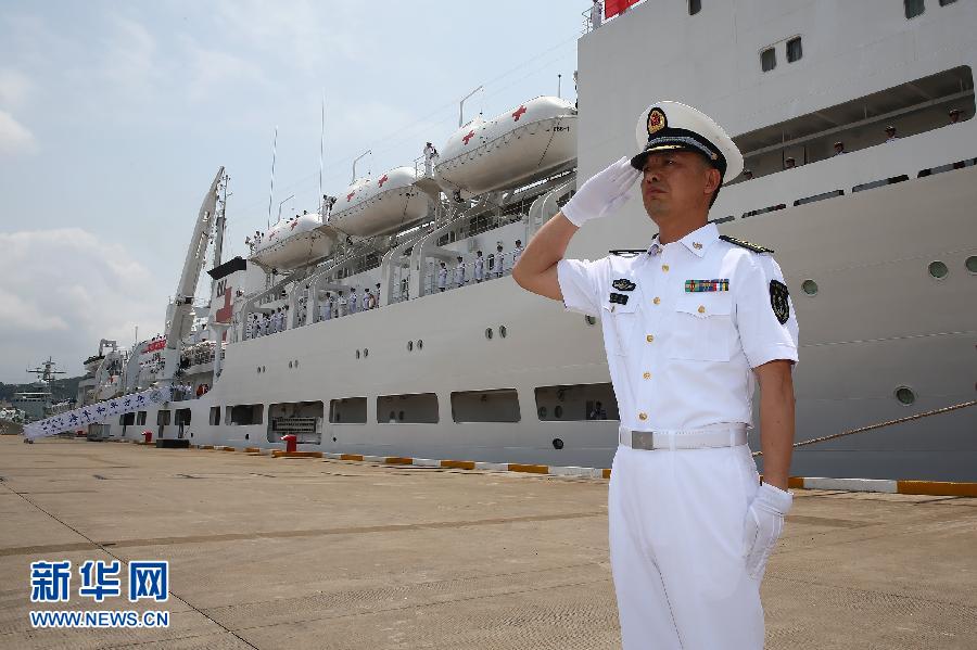  6月9日，在浙江舟山某軍港，和平方舟醫(yī)院船船長章榮華請示起航。