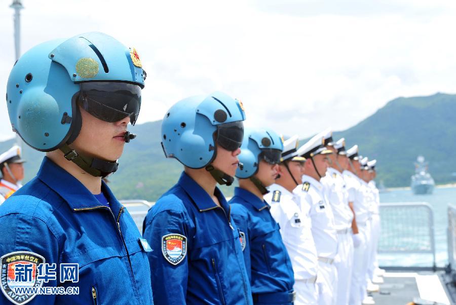  6月9日，在三亞某軍港，隨?？谂瀰⒀莸呐炤d直升機(jī)飛行員整裝待發(fā)。