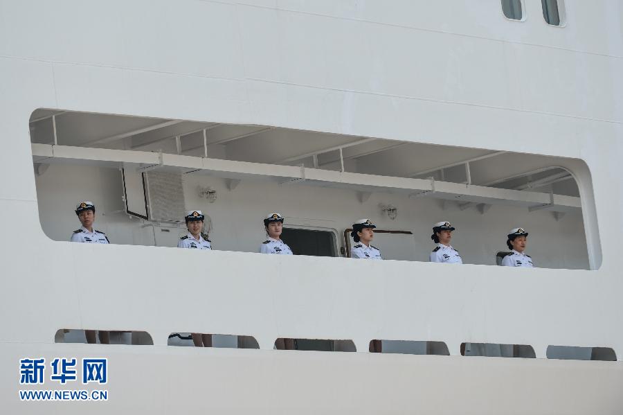  6月9日，在浙江舟山某軍港，和平方舟醫(yī)院船上的海軍官兵列隊(duì)與港口送行人員告別。