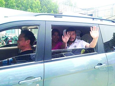 孫正龍和妻子、家人，揮手和醫(yī)護人員告別。張凌飛