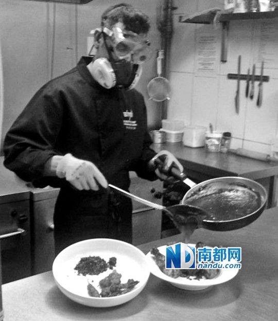 廚師在烹制最辣雞腿醬時(shí)要戴“防辣”面罩。