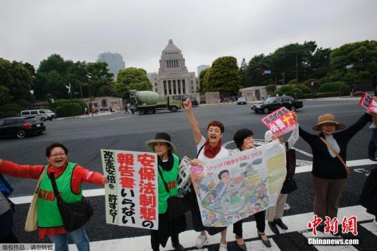 當(dāng)?shù)貢r間5月13日，日本示威者在位于東京的國會議事堂外高喊口號，反對日本政府計劃修憲以解禁自衛(wèi)權(quán)。