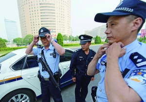鳥巢附近,兩名民警和一名輔警負(fù)責(zé)該區(qū)域的巡邏任務(wù)。