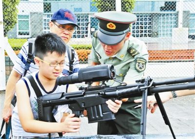 駐港部隊(duì)為市民帶來各種演練 駐港部隊(duì)為市民帶來各種演練