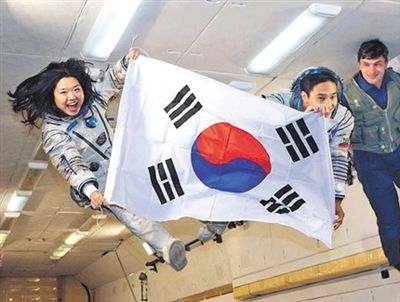 　2007年9月10日，李炤燕（左）在俄羅斯首都莫斯科接受零重力飛行訓(xùn)練。
