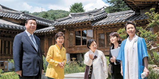 照片中左起分別是習(xí)近平、樸槿惠、家具博物館館長鄭美淑(音)、隨同翻譯、彭麗媛。