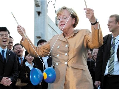 2007年8月27日，北京，默克爾正在玩扯鈴。