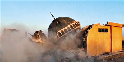 ISIS武裝人員駕駛推土機(jī)推倒一座清真寺的墻體。