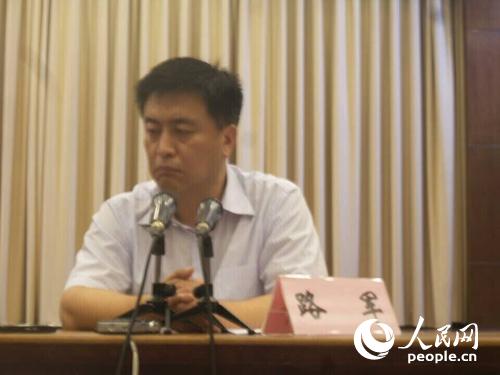 面對近百名記者，路軍當(dāng)場哭泣，現(xiàn)場集體為遇難者默哀。