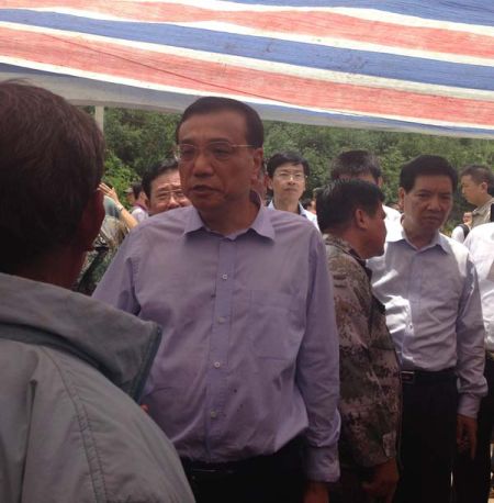 走進(jìn)帳篷，總理就握住蔡官耀的雙手說：“不行，這個帳篷太簡易了”。說完這句，叮囑蔡官耀，“不能回家住”