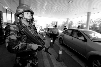 武警持槍警戒進駐檢查站。