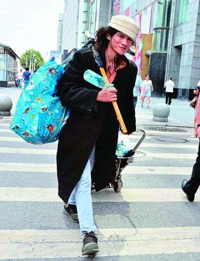 在武廣附近拍攝到的拾荒男。