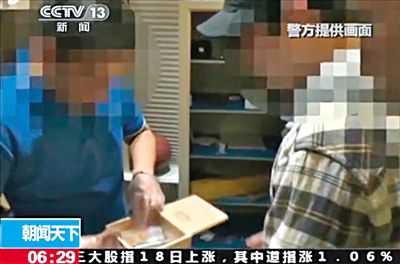 8月14日，警方從房祖名位于北京的住所搜出百余克大麻，房祖名（右）將部分毒品存放在這個(gè)木盒中。