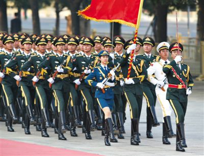 昨日，151人最大陣容的三軍儀仗隊(duì)，著新式禮賓服接受檢閱。這也是解放軍儀仗隊(duì)、軍樂團(tuán)新式禮賓服首次亮