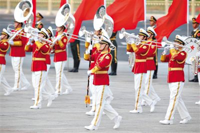 昨日，紅白相配的解放軍軍樂團(tuán)行進(jìn)演奏服亮相。杜洋 攝