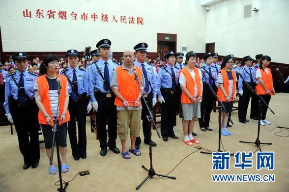 8月21日，被告人張帆、張立冬、呂迎春、張航、張巧聯(lián)到庭。法庭逐一核對被告人身份。