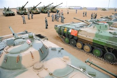 8月21日,在朱日和基地,中外參演部隊代表在裝備展覽交流活動現(xiàn)場參觀中國人民解放軍裝備。