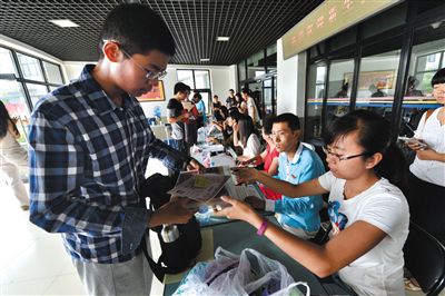 8月23日，清華大學新生在辦理入學手續(xù)。