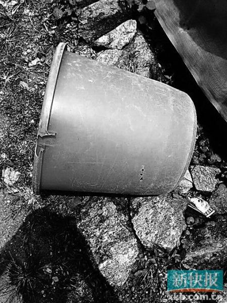 　　事發(fā)現(xiàn)場(chǎng)發(fā)現(xiàn)的彈孔。