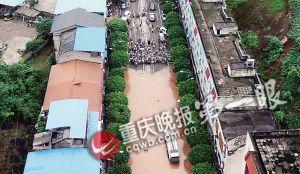 昨下午六點半，統(tǒng)景鎮(zhèn)上許多街道被淹，此時水位還在上漲。(重慶晚報航拍圖片)