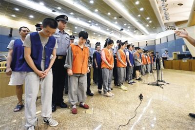 庭審現(xiàn)場。昨日，26名跨國電信詐騙嫌疑人在市一中院受審。