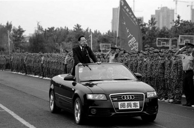 安徽新華學(xué)院院長乘敞篷車“閱兵”場面。網(wǎng)絡(luò)截圖