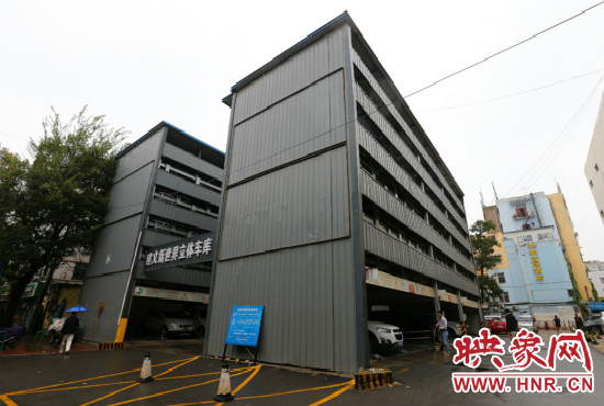 目前，市區(qū)內(nèi)的停車場數(shù)量還不能滿足廣大市民的需求。
