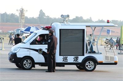 國慶節(jié)將至，昨日，天安門廣場增設新型巡邏車。該車配有遠射燈、顯示大屏、車頂攝像頭等設備。圖/CFP