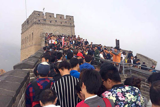 北京八達(dá)嶺長(zhǎng)城，游客在長(zhǎng)城上艱難移動(dòng)。