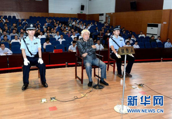 9月29日，方廣云在庭審現(xiàn)場。當(dāng)日，“合肥房叔”腐敗窩案核心人物方廣云在安徽省廬江縣出庭受審。 新華社記者 郭晨 攝