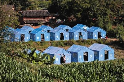 　昨日，云南省景谷縣永平鎮(zhèn)芒費(fèi)村地震中70受損戶，部分村民安置在帳篷里。