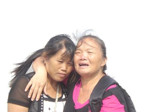 見到救命恩人魏冬桂（左），沈愛蘭十分激動