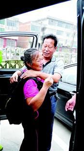 離別時，沈愛蘭（左）擁抱救命恩人李春富