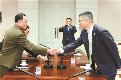 10月15日，韓國國防部國防政策室室長柳濟(jì)升和朝鮮人民武裝力量部偵查總局局長金英哲分別率團(tuán)出席板門店