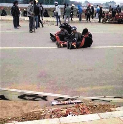 14日，沖突現(xiàn)場(chǎng)，幾名頭戴鋼盔的人被捆綁著。圖/東方IC
