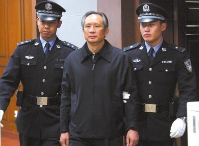 昨天，被告人張曙光在法庭上聽取宣判。新華社發(fā)
