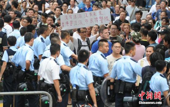 10月22日，有反對“占中”的市民前往旺角的非法占領(lǐng)區(qū)展示橫額，支持香港警隊(duì)。中新社發(fā) 譚達(dá)明 攝
