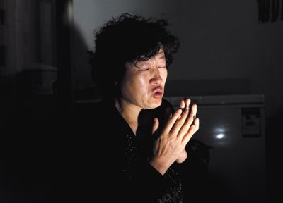 昨日,呼格吉勒圖的媽媽尚愛云在內(nèi)蒙古呼市家中講述這些年來的上訪經(jīng)歷。本版圖片/新京報(bào)記者 郭鐵流