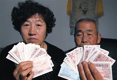 尚愛云夫婦展示上訪留下的車票,這些只是一部分。