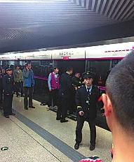 昨日18時57分，北京地鐵5號線惠新西街南口一女子遭遇不幸。昨晚9時記者在中日友好醫(yī)院發(fā)現(xiàn)女子已不幸身亡，女子遇險是被夾在安全門和地鐵門中間，列車啟動后掉下站臺。