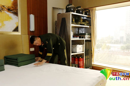 　11月7日，一名武警官兵在APEC駐地中國大飯店的房間內(nèi)整理內(nèi)務(wù)。