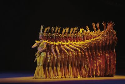 在歡迎晚宴上，上演經(jīng)典節(jié)目千手觀音。新華社發(fā)