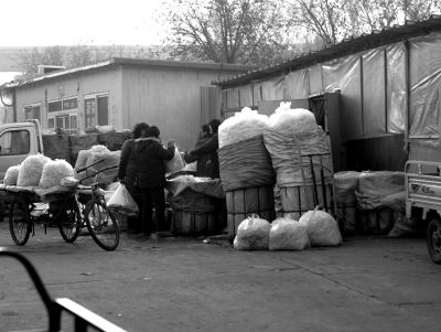 “黑作坊”制好的豆芽流向北京日上綜合商品批發(fā)市場(chǎng)。