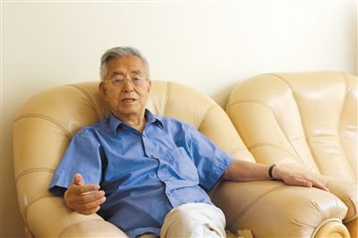 楊維駿 歷任云南省政協(xié)副主席等職。89歲高齡的楊維駿為12名失地農(nóng)民代表開道，到云南省政協(xié)反映問題。