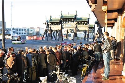 11月3日，大同市四牌樓附近，耿彥波“粉絲團”在聚眾討論。
