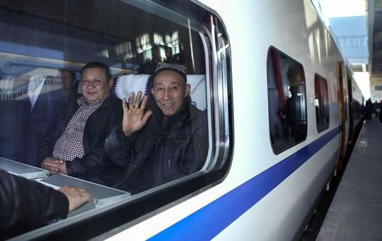 11月16日，旅客乘坐從烏魯木齊南站首發(fā)的D8602次列車。
